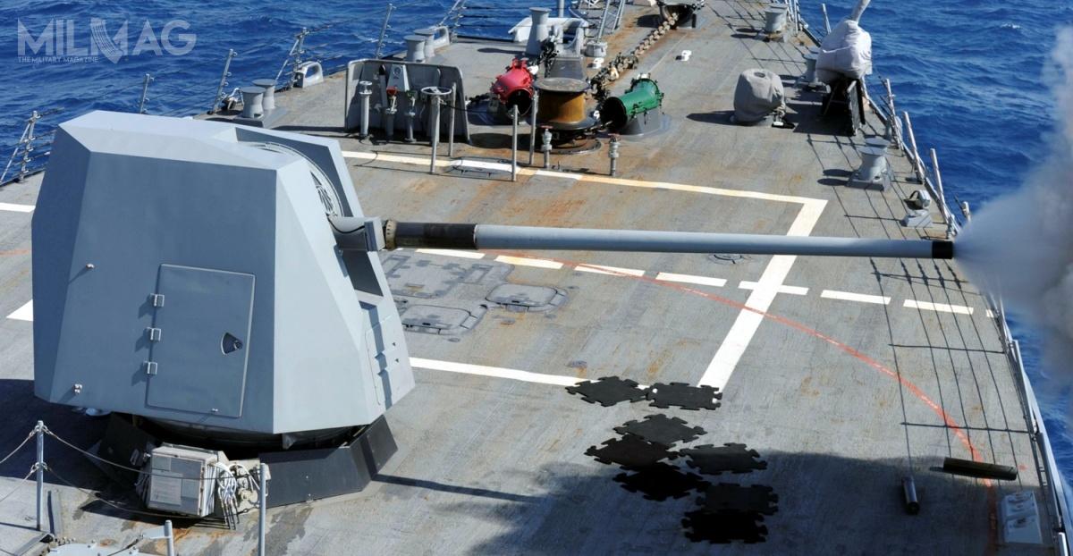 Armaty Mk.45 Mod.4 pozwolą indyjskich okrętom wojennym na skuteczny ostrzał celów w odległości ponad 36 km. Jak dotąd BAE Systems dostarczyło marynarkom wojennym USA, a także Australii, Danii, Grecji, Japonii, Republiki Korei, Nowej Zelandii, Hiszpanii, Tajwanu, Tajlandii i Turcji ponad 260 armat tego typu. Obecnie zestawy amerykańskie przechodzą modernizację / Zdjęcie: US Navy