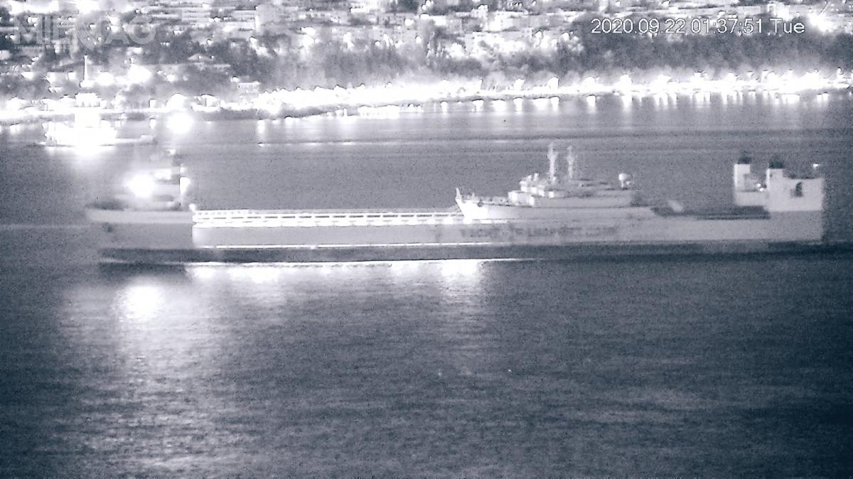 Zdjęcie, które ukazało się w mediach społecznościowych, ma ukazywać dwa ex-niderlandzkie niszczyciele min typu Tripartite przekraczające Cieśninę Bosfor na pokładzie statku-doku (ciężarowca wpływnego) Super Servant 4 / Zdjęcie: @YorukIsik, Twitter