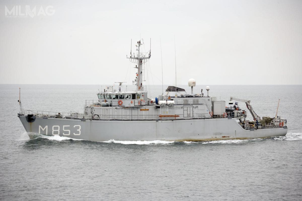 Niszczyciele min typu Tripartite (na zdjęciu Haarlem, wycofany z linii w 2011), mają 51,5 m długości I 8,9 m szerokości. Wypierają 543 t. Prędkość marszowa wynosi 13 w. Załogę stanowi 28-38 oficerów i marynarzy. Okręty są wyposażone w m.in. sonary kadłubowe Thales TSM 2022 MKIII i bezzałogowe pojazdy głębinowe Saab Bofors Double Eagle MkIII / Zdjęcie: MO Holandii