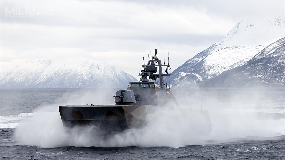 Szybkie korwety obrony wybrzeża typu Skjold mają 47,5 m długości, 13,5 m szerokości i 15 m wysokości. Wypierają 273 t. Rozwijają do 60 w. Okręty uzbrojone są m.in. w dwie poczwórne wyrzutnie przeciwokrętowych pocisków rakietowych Naval Strike Missile (NSM), wyrzutnię pocisków przeciwlotniczych bardzo krótkiego zasięgu Mistral, 76-mm działo morskie Oto Melara Super Rapid oraz dwa 12,7-mm wkm Browning M2HB / Zdjęcie: MO Norwegii