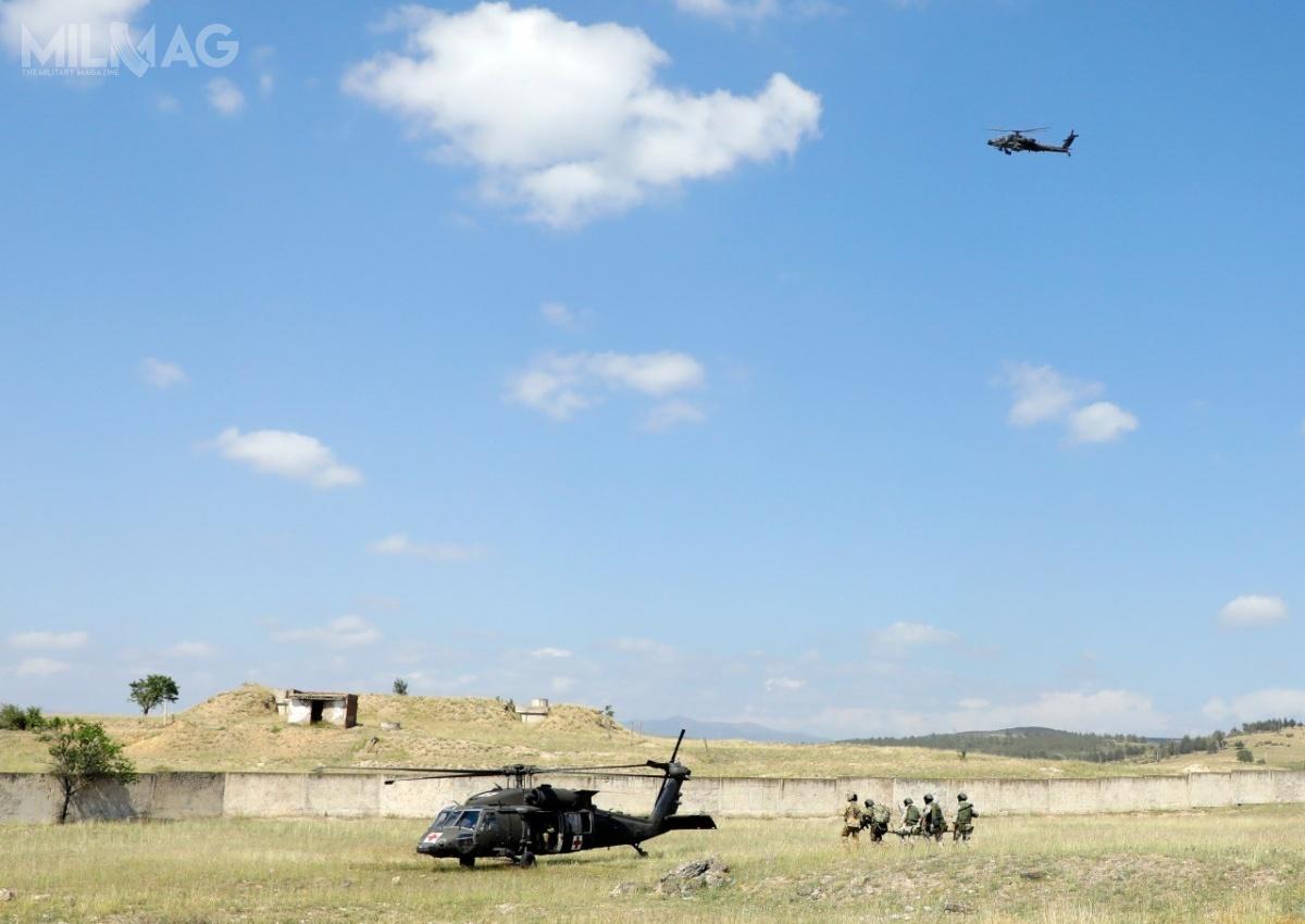 Jeden z rannych żołnierzy przenoszony jest na pokład śmigłowca ewakuacji medycznej HH-60M Black Hawk. Operację osłania z powietrza śmigłowiec uderzeniowy AH-64 Apache. To jeden z elementów scenariusza polsko-gruzińskiego ćwiczenia / Zdjęcia: MO Gruzji