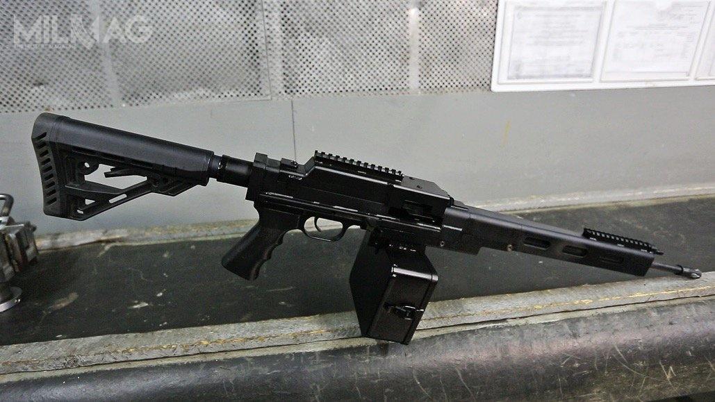 Rosyjskie przedsiębiorstwo Mołot-Orużje ujawniło karabinek maszynowy do amunicji 7,62 mm x 39. Broń zasilana jest z taśmy lub magazynka / Zdjęcia: Mołot-Orużje