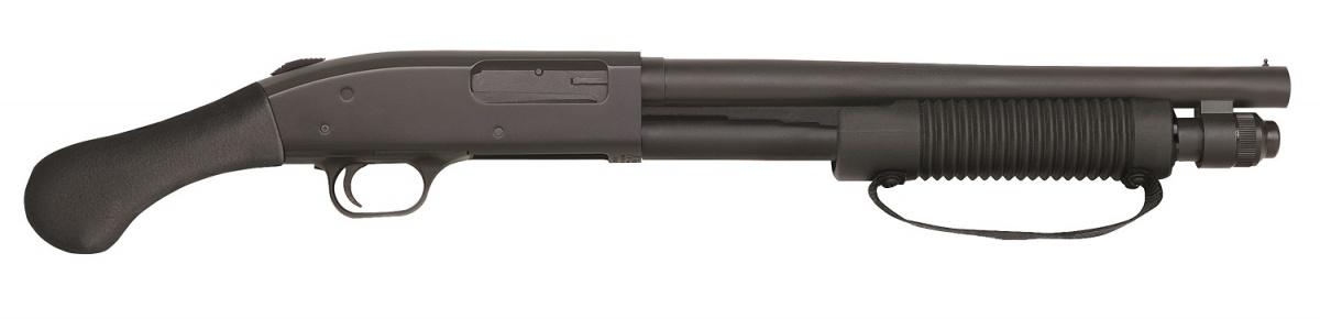 Mossberg & Sons podczas premiery 590 Shockwave na SHOT Show 2017, podkreślał że wyprofilowany chwyt, spełniający amerykańskie przepisy spisuje się lepiej niż pistoletowy, przenosząc odrzut na przedramię strzelca, a nie jego nadgarstek /Zdjęcie: Mossberg & Sons