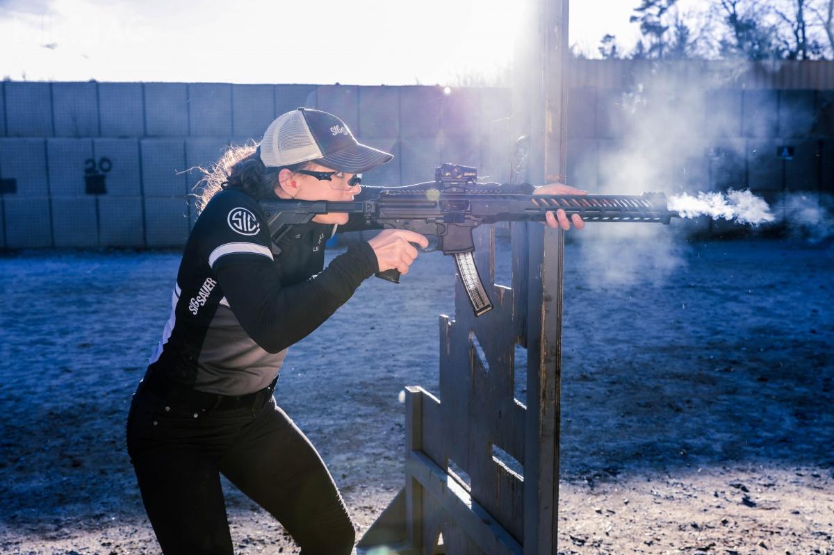 SIG MPX PCC został opracowany we współpracy z Leną Miculek, córką Jerrego Miculka, członkinią Team SIG i pierwszą kobietą z tytułem Master Class w kategorii PCC.