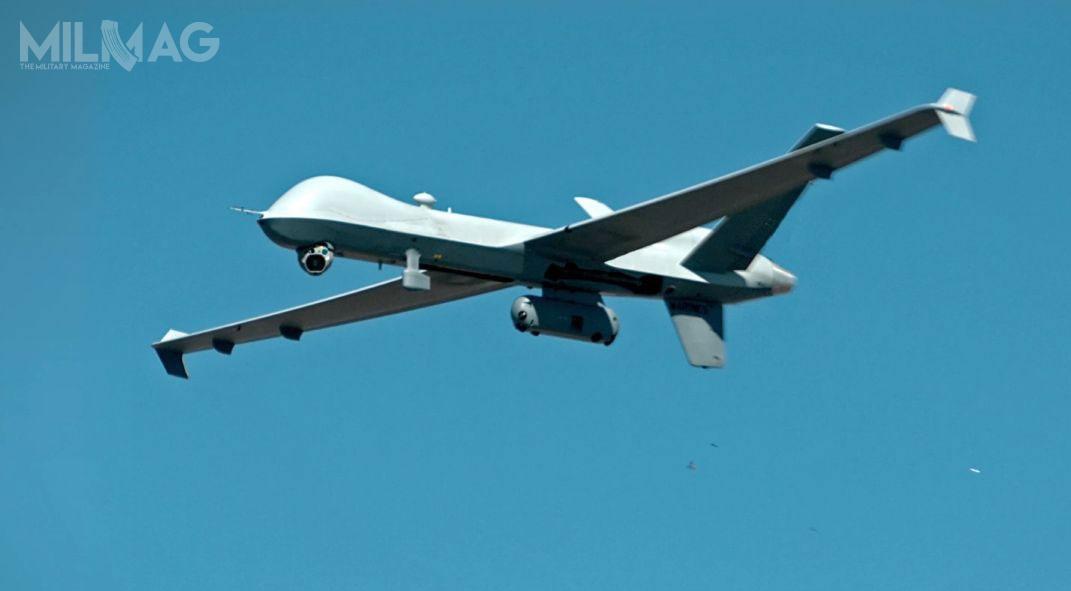 Amerykańska spółka General Atomics Aeronautical Systems, w kooperacji z siłami zbrojnymi USA i innymi przedsiębiorstwami obronnymi, przeprowadziła próby w locie bojowego bezzałogowca MQ-9A Reaper Block 5 z nowo opracowanym zasobnikiem do samoobrony SPP (Self-Protection Pod) / Zdjęcie: GA-ASI