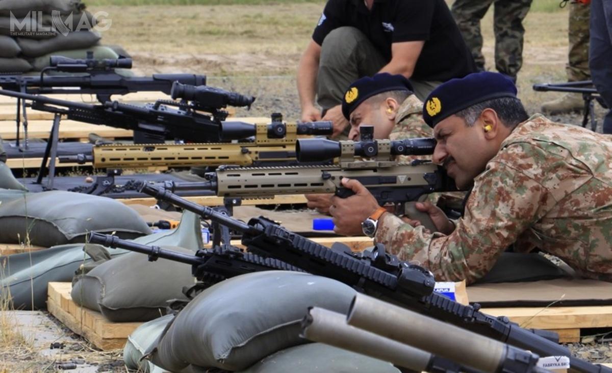 Niespodzianką, wpisującą się w program poszukiwania nowej broni dla pakistańskich sił zbrojnych, była możliwość zapoznania się wojskowych z Pakistanu z prototypami 7,62-mm samopowtarzalnych karabinów wyborowych MSBS-7,62N. To odmiana Modułowego Systemu Broni Strzeleckiej do amunicji 7,62 mm x 51 NATO, czyli podstawowej amunicji używanej przez wojska lądowe Pakistanu w licencyjnych karabinach G3./ Zdjęcia: Monika Trajdos-Giejdasz, Jacek Mizgała