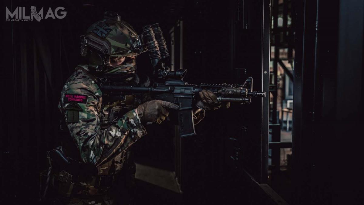 Na nowym mundurze będzie noszona naszywka z czerwonym napisem Royal Marines Commando na ciemno błękitnym tle (navy blue), co nawiązuje do wojennych tradycji jednostki