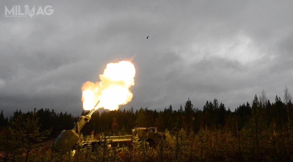 Nowy pocisk kalibru 155 mm ma zostać wyposażony w silnik strumieniowy znacznie zwiększający jego zasięg, jednak nadal o wysokiej celności. Powstaje on na bazie doświadczeń z rozwoju amunicji odłamkowej HE-ER, wchodzącej obecnie do produkcji na zamówienie fińskie / Zdjęcie: Nammo