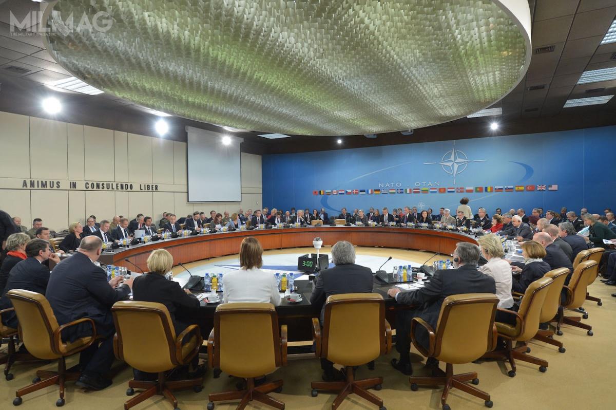 W ramach cyklicznych spotkań ministrów obrony NATO przedstawiciele państw członkowskich dyskutują na temat najważniejszych wyzwań stojących przed Sojuszem /Zdjęcie: KG NATO
