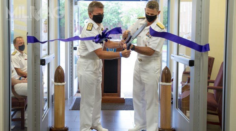 W uroczystości ogłoszenia statusu IOC dla dowództwa operacyjnego JFC Norfolk uczestniczyli poprzez łącze internetowe m.in. dowódca amerykańskich flot (US Fleet Forces Command) adm. Christopher W. Grady, szef sztabu Sojuszniczego Dowództwa ds. Transformacji wiceadm. P.M. Bennett z Royal Navy oraz Naczelny Dowódca Sił Sojuszniczych w Europie (SACEUR) gen. Tod D. Wolters. / Zdjęcie: Petty Off. 1st Cl. Th. Green, NATO