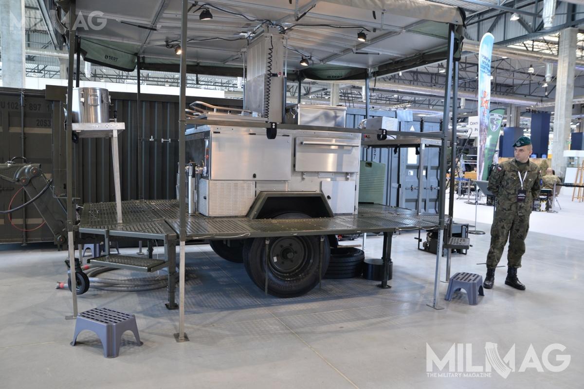 Prototypowa kontenerowa łaźnia polowa KŁP-60 prezentowana na targach ProDefense w 2017 (w tle) / Zdjęcie: Paweł Ścibiorek
