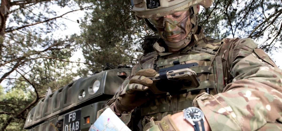 Mocowanie pozwala na łatwy dostęp do urządzenia elektronicznego bez potrzeby odkładania broni osobistej. /Zdjęcia i film: British Army