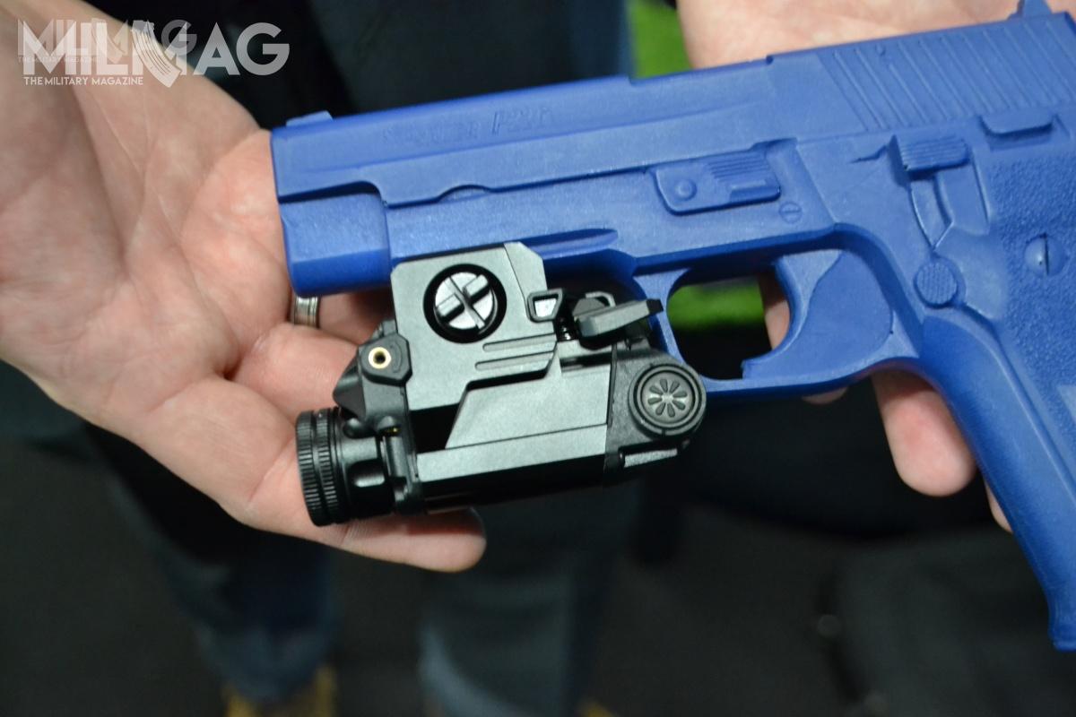 Montowana do szkieletu pistoletu latarka dzięki przełącznikowi z tyłu urządzenia pozwala na wybór trybu działania. /Zdjęcia: Karol Szczęśniak