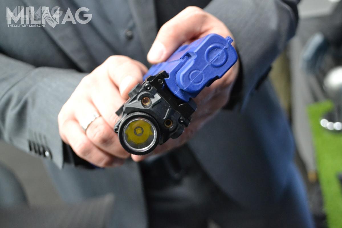 Drugim nowym produktem był prototyp latarki pistoletowej ze zintegrowanym wskaźnikiem laserowym i IR.