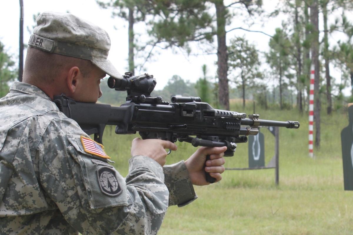 Prace nad bronią wsparcia o zmniejszonej masie rozpoczęły się w USA w 2004 w ramach programu Lightweight Machine Gun and Ammunition (LMGA). Liderem konsorcjum zostało AAI Corporation, obecnie część Textron Systems. Zakładano, że docelowa masa broni powinna zostać zmniejszona o około 35%, zaś masa amunicji o ponad 40% / Zdjęcie: US Army