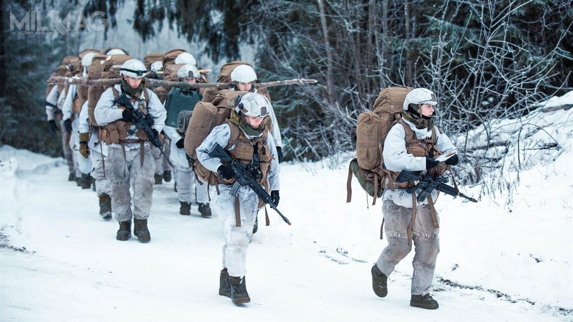 Norwescy żołnierze są uzbrojeni w 5,56–mm karabinki HK416 i Colt Canada C8, 9-mm pistolety maszynowe HK MP-5 oraz samopowtarzalne pistolety Glock G17 i HK USP / Zdjęcie: Siły Zbrojne Norwegii