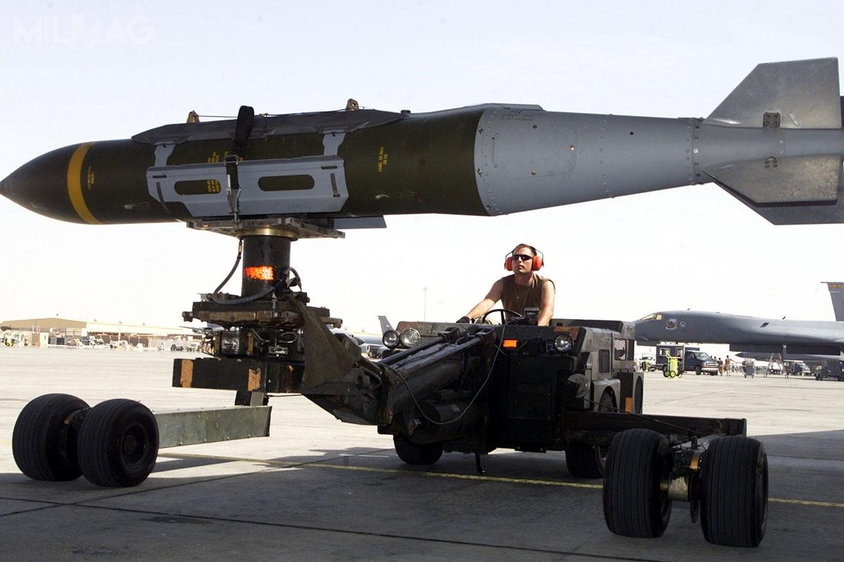 Zakup zestawów naprowadzania i kontroli, zapalników, czujników i innego wyposażenia pozwoli na konwersję bomb BLU-109, Mk 82 i Mk 83 do roli precyzyjnej amunicji lotniczej. /Zdjęcie: USAF