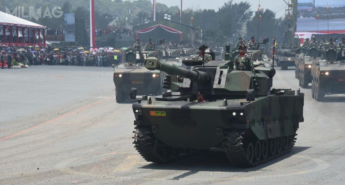 35-tonowy czołg średni Kaplan MT/Harimau Hitam napędzany jest powerpackiem z silnikiem o mocy 700 KM. Czołg został wyposażony w belgijską wieżę Cockerill 3105 z 105-mm armatą gładkolufową CT-CV 105HP. Uzbrojeniem dodatkowym jest 7,62-mm sprzężony karabin maszynowy / Zdjęcie: FNSS Savunma Sistemleri