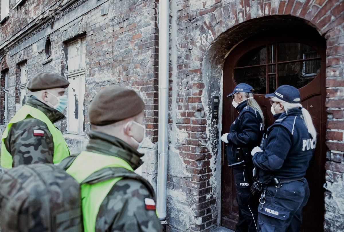 Żołnierze WOT i funkcjonariusze Polskiej Policji wzięli udział w 70 623 wspólnych patrolach związanych z monitoringiem kwarantanny oraz w 25 317 patrolach prewencyjnych. Patrole odwiedziły ponad 10 milionów ludzi przebywających w kwarantannie