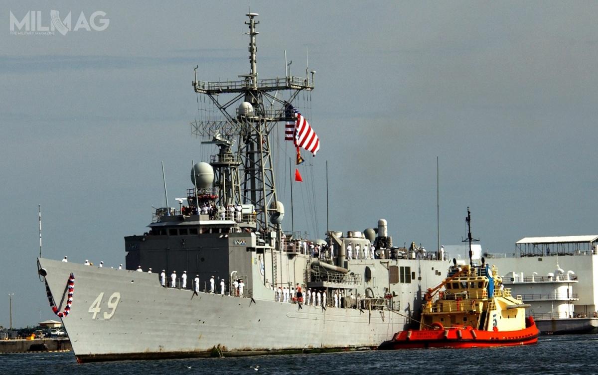 USS Robert G. Bradley (w wersji Long z wydłużonym pokładem rufowym)była 39. fregatą typu Oliver Hazard Perry dla US Navy. Weszła do służby 30 czerwca 1984. USS Jack Williams, która od 1996 służy w Bahrajnie jako RBNS Sabha była 16. fregatą (w wersji Short) / Zdjęcie: US Navy