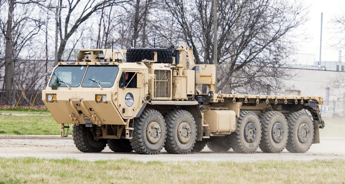 Technologia autonomicznych konwojów złożonych z samochodów ciężarowych jest testowana przez amerykańskie siły zbrojne w kooperacji ze spółkami Oshkosh Defense, Robotic Research a także Lockheed Martin od 2013 / Zdjęcie: TARDEC