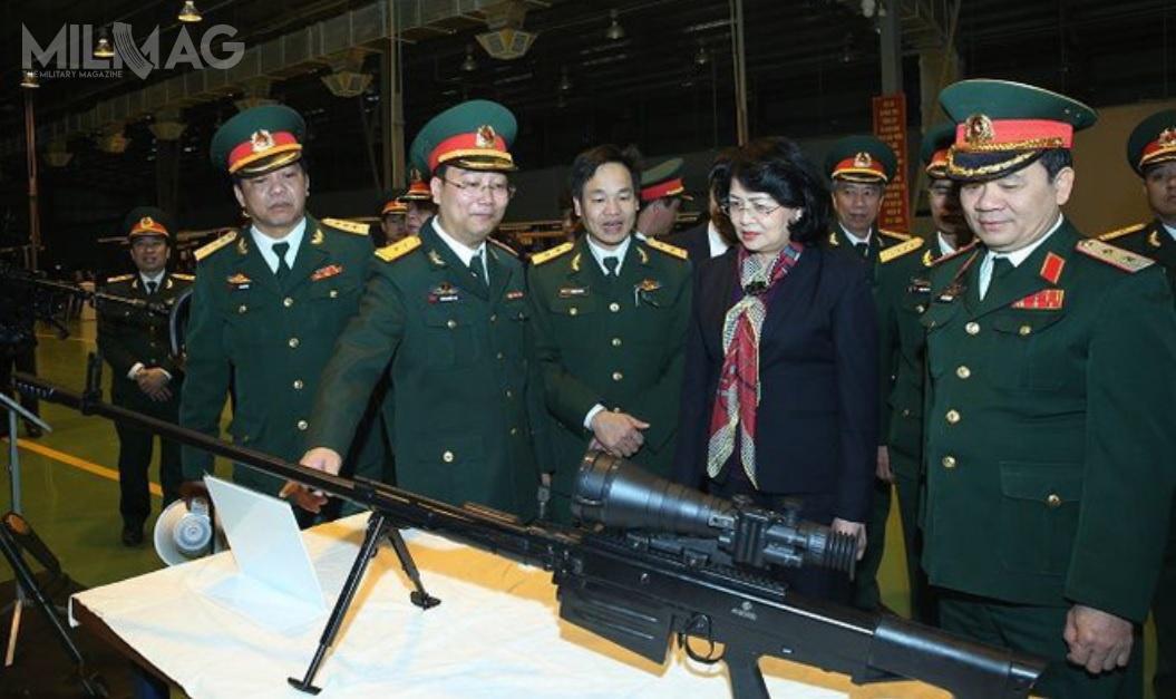 Wizyta wiceprezydent Wietnamu Dang Thi Ngoc Thinh w zakładach produkcji specjalnej Z111, podczas której zaprezentowano jej lokalnie produkowany 12,7-mm wielkokalibrowy karabin wyborowy, będący odmianą rosyjskiego OSW-96 / Zdjęcie: Ministerstwo obrony Wietnamu