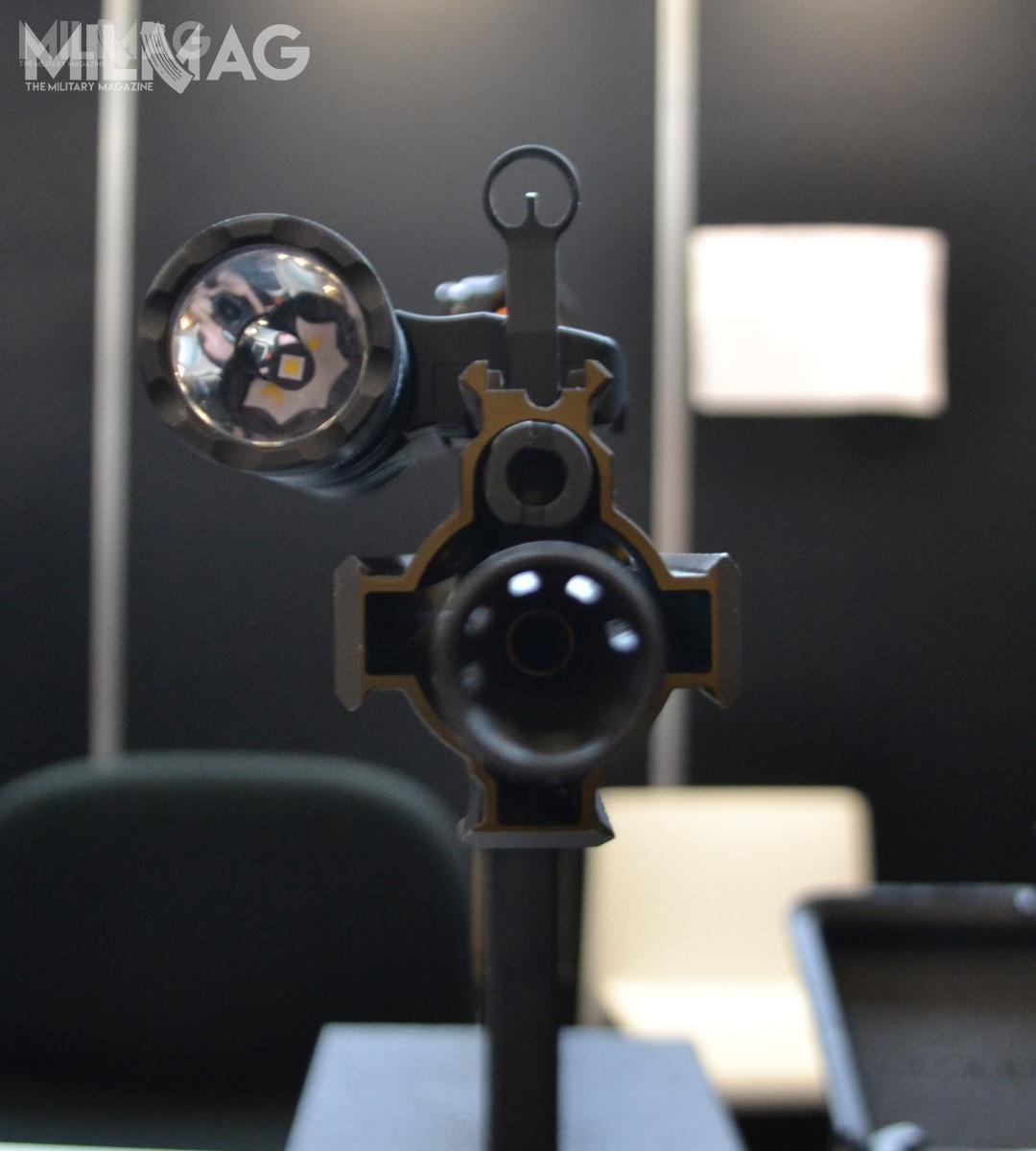 Zintegrowanie w zwartą konstrukcję korpusu, włącznika i montażu umieszcza latarkę w optymalnym miejscu na łożu karabinka.