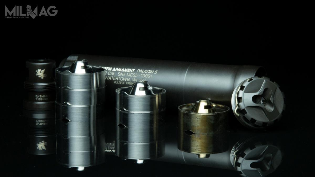 Szerokie użycie tytanu stopu 6AL4V pozwoliło na redukcję masy tłumika do 354 gramów. Mechanizmy zapadkowe umieszczone w tylnej i przedniej części urządzenia zapobiegają jego rozkręcaniu się podczas prowadzenia ognia.