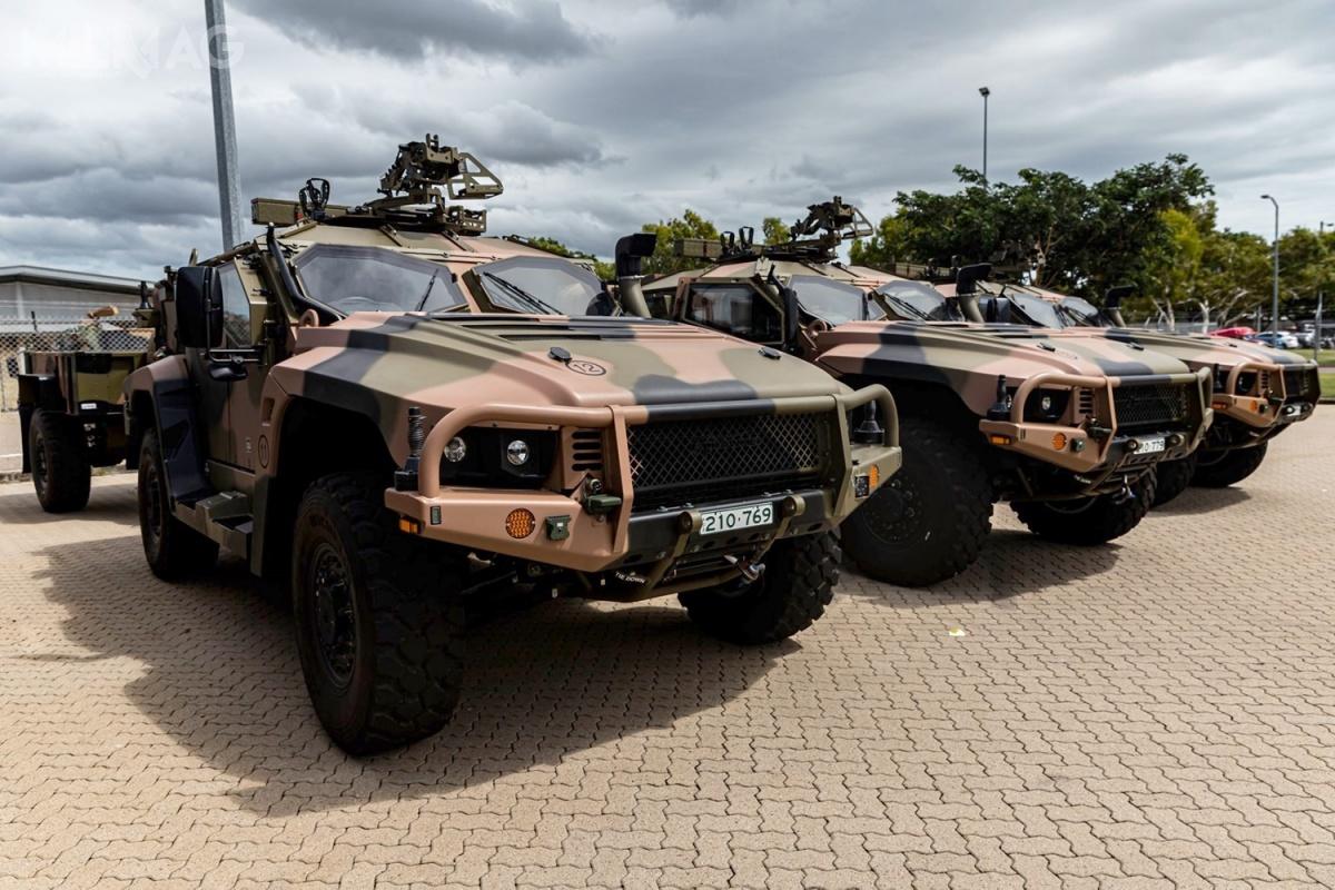Australijskie wojska lądowe odebrały pierwszą partię wozów opancerzonych PMV-L Hawkei. Pojazdy mają zastąpić w siłach zbrojnych tego państwa samochody Land Rover Defender 110. Hawkei trafiły do 1. batalionu pułku Royal Australian Regiment (1 RAR) wchodzącego w skład 3. Brygady z Townsville