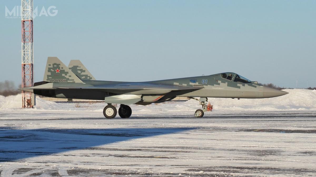 Rosyjska państwowa korporacja Rostiech przekazała ministerstwu obrony Federacji Rosyjskiej pierwszy egzemplarz seryjnego samolotu wielozadaniowego Su-57 (w kodzie NATO Felon) o nr taktycznym 01 (niebieski) / Zdjęcie: Rostiech