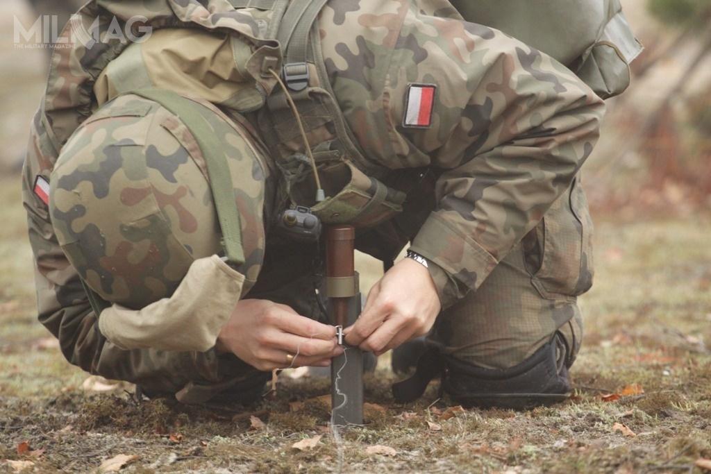 Mina wykorzystuje 26-mm nabój ognia białego (tzw. biała gwiazda). Ma wymiary 36 x 124 mm i masę 0,39 kg. Wymagany nacisk potrzebny do aktywacji miny wynosi 18-34 N. Ładunek oświetlający jest wyrzucany na wysokość od 65 do 80 m. Czas świecenia naboju to 6-9 s. /Zdjęcie: 10. Brygada Kawalerii Pancernej.