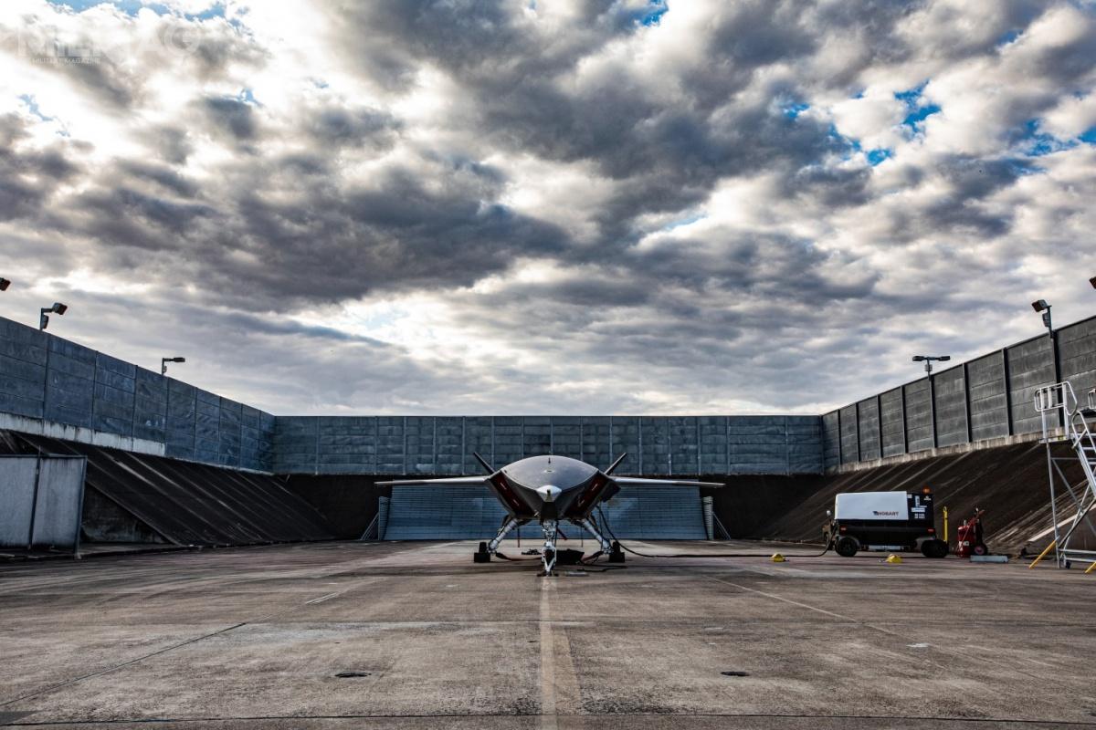 Budowa lojalnego skrzydłowego jest częścią realizowanego przez Departament Obrony Australii Planu Jericho, który zakłada wojskowe wykorzystanie sztucznej inteligencji, uczenia maszynowego oraz współpracę systemów załogowych i bezzałogowych. / Zdjęcia: Boeing Australia