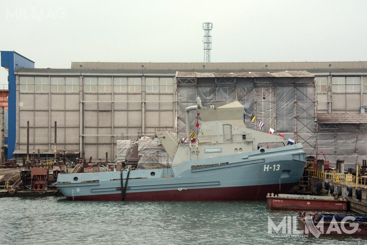 H-13 już po zwodowaniu przy stoczniowym nabrzeżu. Przemko będzie trzecim holownikiem typu B860, który trafi do 8 Flotylli Obrony Wybrzeża w Świnoujściu