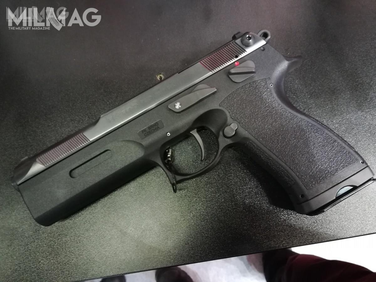 FK Brno jest odmianą poprzedniego, w całości stalowego modelu. W przeciwieństwie do poprzednika, wyposażono go w polimerowy szkielet, a cena ma być niemal trzykrotnie niższa.