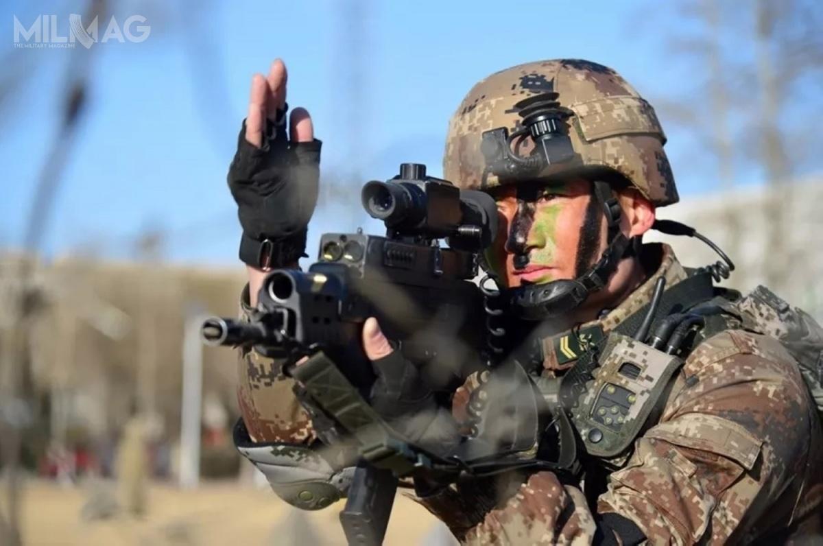 QTS-11 to hybrydowa konstrukcja, będąca połączeniem 5,8-mm karabinka automatycznego QBZ-03 w układzie klasycznym z jednostrzałowym 20-mm granatnikiem z amunicją programowalną. Została wyposażona jest w skomputeryzowany system celowniczy / Zdjęcia: QQ/CCTV