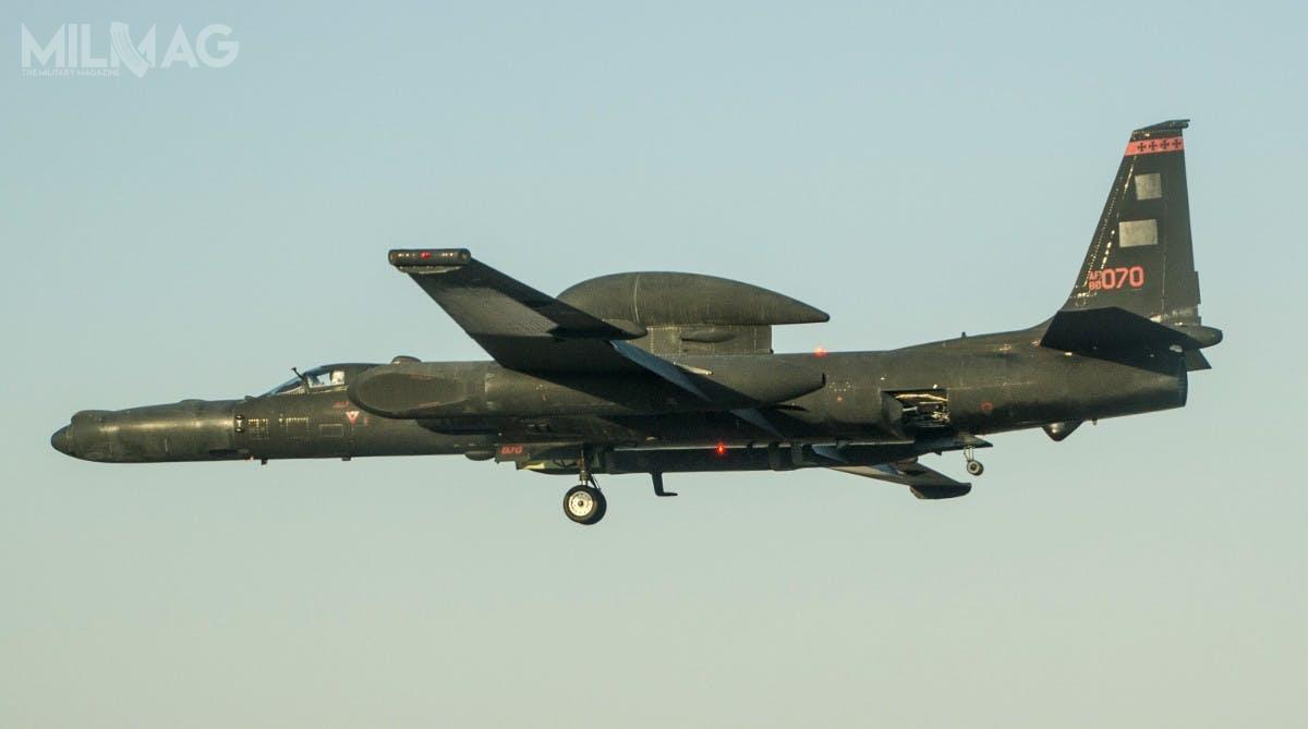  Stacja radiolokacyjna Raytheon ASARS-2 znajduje się w wydłużonej sekcji nosowej samolotu U-2S. Charakterystyczne wybrzuszenie to ukryte elementy układu chłodzenia. Radar wykrywa cele stacjonarne i ruchome w dzień i w nocy oraz w każdych warunkach atmosferycznych / Zdjęcie: USAF

