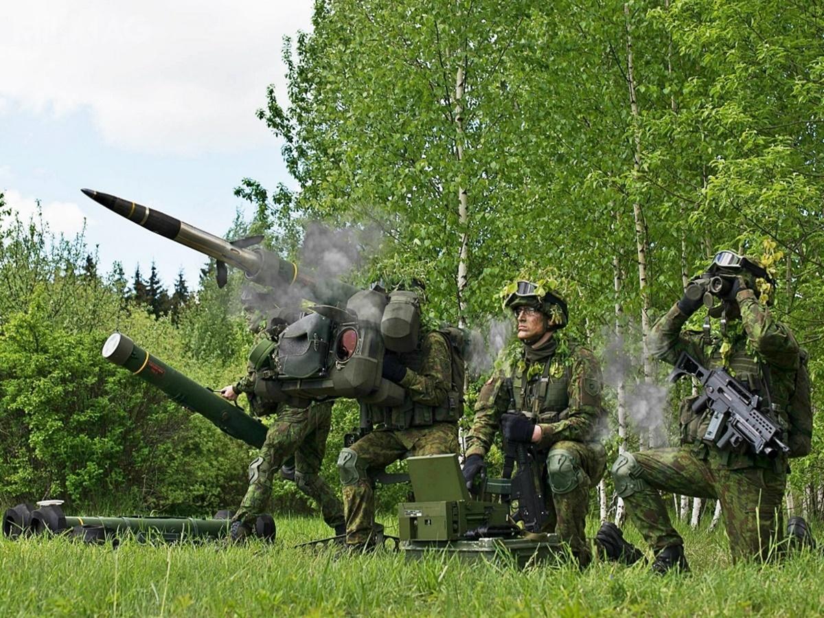 Litewskie siły zbrojne poinformowały o zamówieniu dodatkowych pocisków przeciwlotniczych Mk II do zmodernizowanych przenośnych zestawów rakietowych RBS 70 NG. Mają one zasięg skuteczny od 220 do 9000 m i mogą trafić w cele latające na wysokości do 5000 m / Zdjęcia: ADB Litwa/SZRL