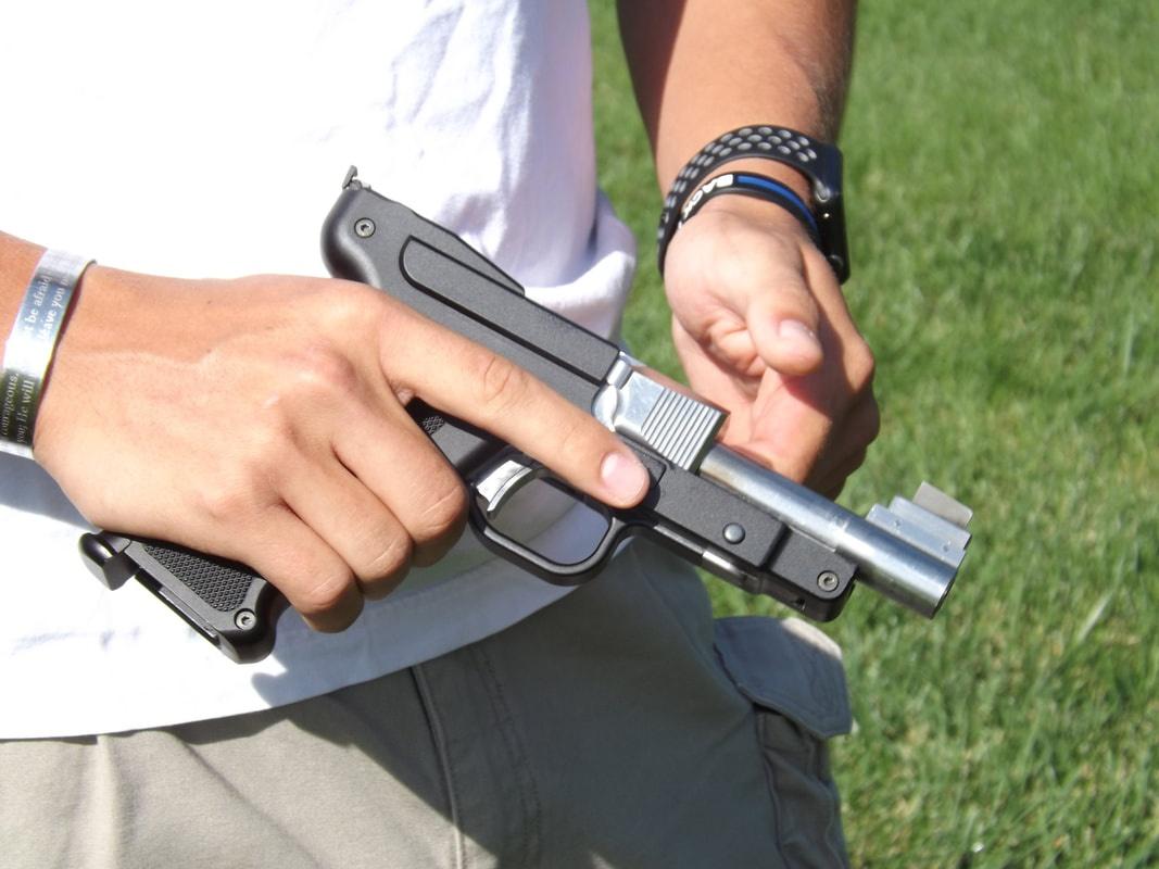 DL45 przywodzi na myśl pistolet do statycznych strzelań tarczowych, pokaźny kaliber szybko odwodzi obserwatora od tego skojarzenia. Chociaż może większe otwory w tarczy to jakiś sposób na poprawę wyników? /Zdjęcie: Revol Arms