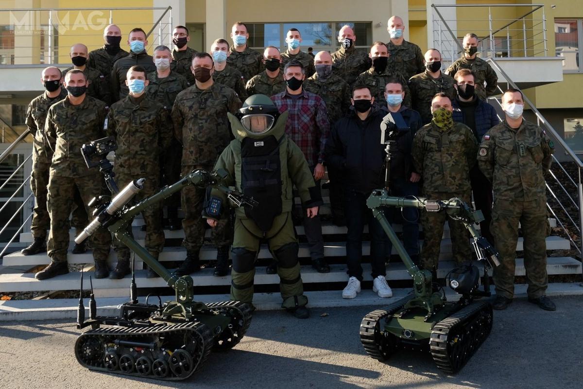 Dostawę robotów poprzedziło szkolenie 26 operatorów, serwisantów i instruktorów w Centrum Szkolenia Wojsk Inżynieryjnych i Chemicznych im. gen. Jakuba Jasińskiego we Wrocławiu / Zdjęcia: Sieć Badawcza ŁUKASIEWICZ – Przemysłowy Instytut Automatyki i Pomiarów PIAP
