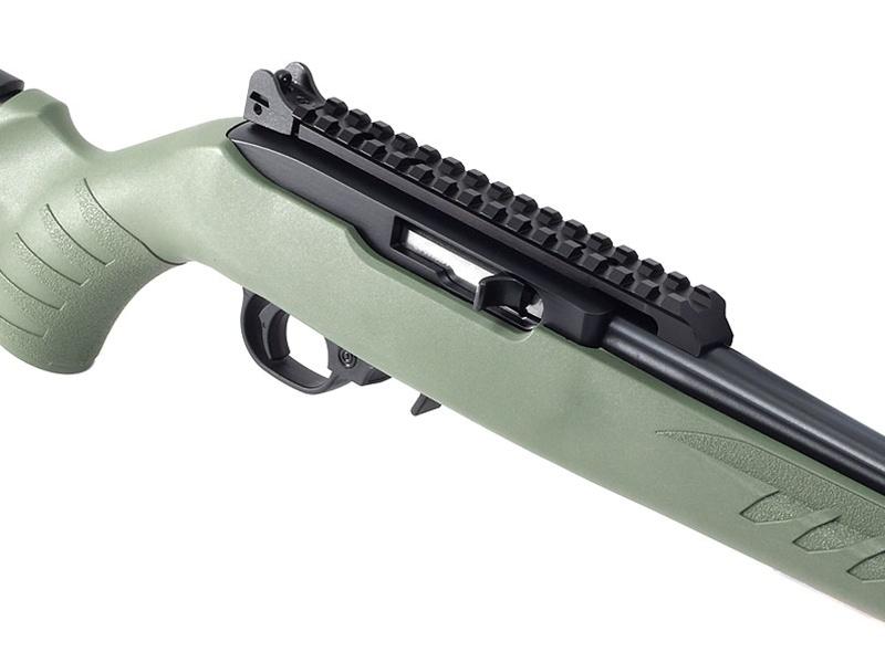 Model został fabrycznie wyposażony w odcinek szyny akcesoryjnej umożliwiającej montaż celownika. /Zdjęcia: Ruger