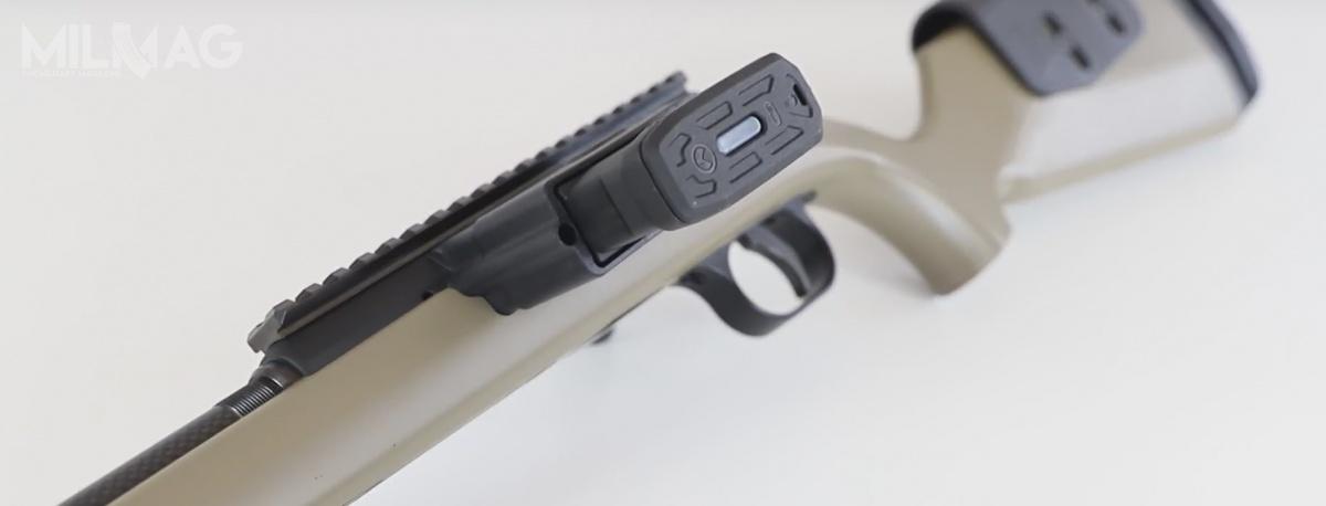 Przycisk zwalniający magazynek umieszczono w dolnej części gniazda, ułatwiając operowanie nim kciukiem ręki wspomagającej - praworęcznego strzelca.