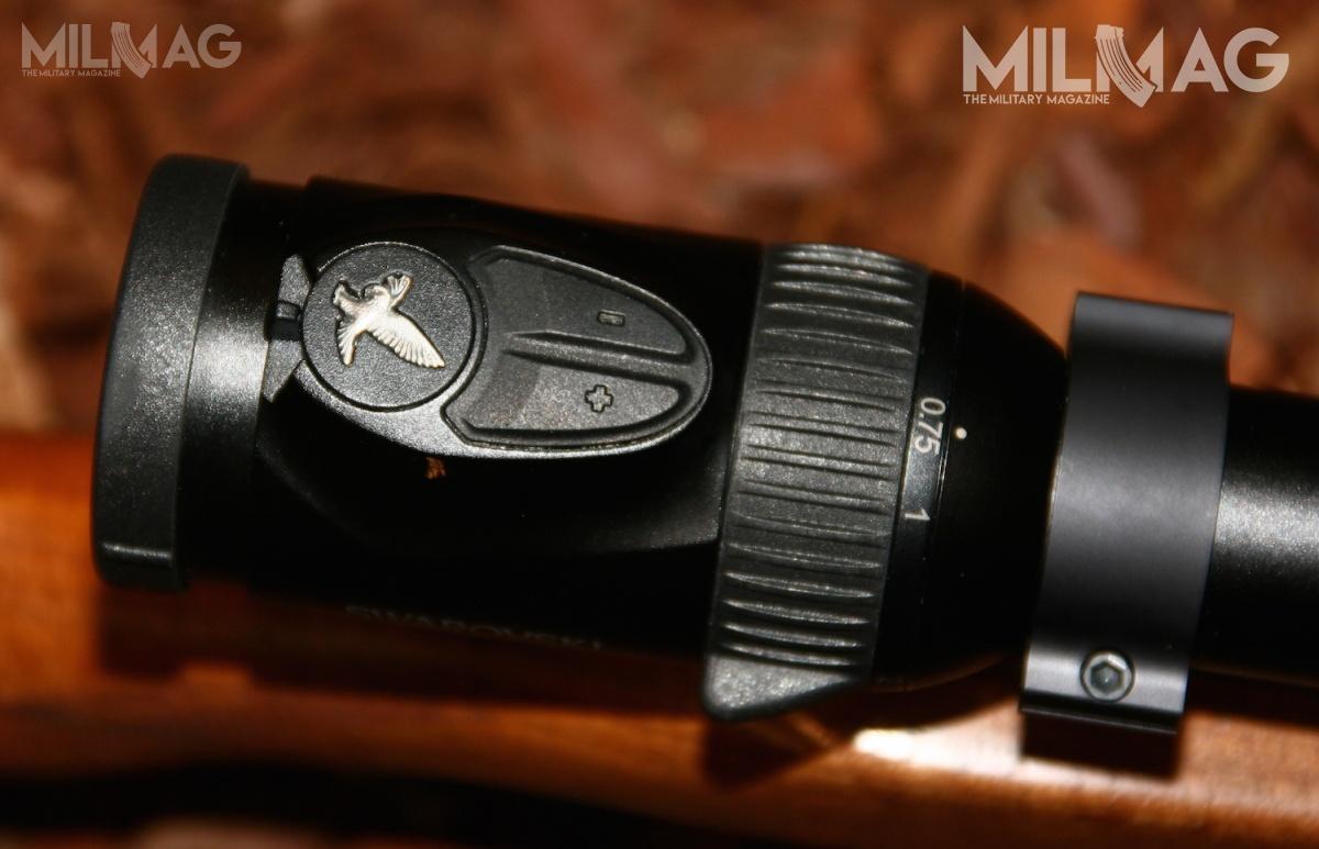 Swarovski wprowadził szereg udogodnień dla strzelców. Wprowadzenie nastawy 1-krotnego powiększenia sygnalizuje wyraźne kliknięcie. Podświetleniem siatki steruje się za pomocą przycisków umieszczonych na górnej części okularu. /Zdjęcia: Jakub Link-Lenczowski