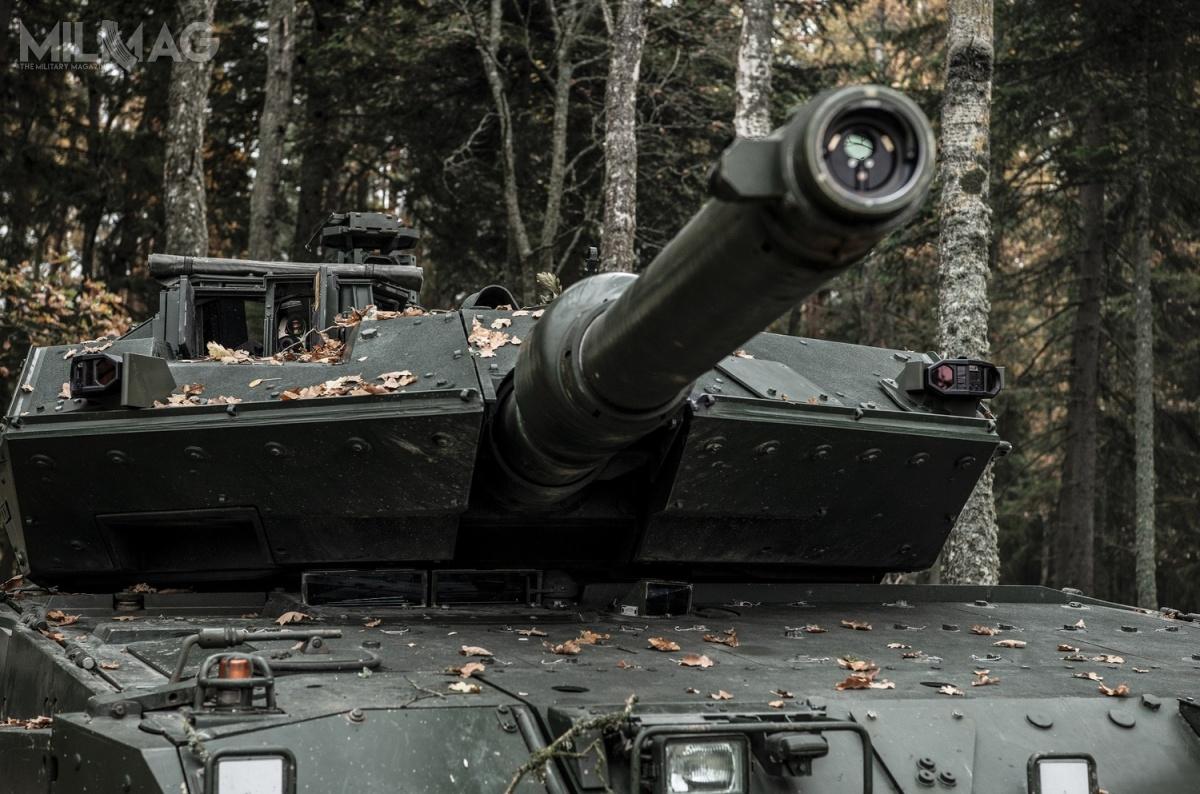 Na potrzeby symulatora AGDUS BT 46, w wylocie lufy 120-mm armaty gładkolufowej Rh-120 czołgu Leopard 2 umieszczono emiter symulujący namierzenie pojazdów przeciwnika, natomiast na wieży cztery wskaźniki symulujące trafienia własnego pojazdu. Standardowy czas montażu to 20 minut. System składa się z łącznie 12 elementów i opiera się na oprogramowaniu Microsoft Windows / Zdjęcie: Saab Defence and Security