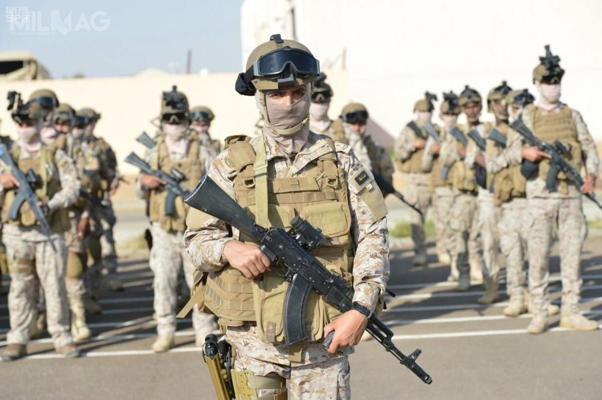 Żołnierze saudyjskich jednostek specjalnych uzbrojeni w rosyjskie 7,62-mm karabinki KK AK-103. Zakład wytwarzający tę broń ma powstać na terenie Arabii Saudyjskiej w ramach nowo utworzonej spółki Saudi Arabian Military Industries (SAMI) / Zdjęcie: SPA