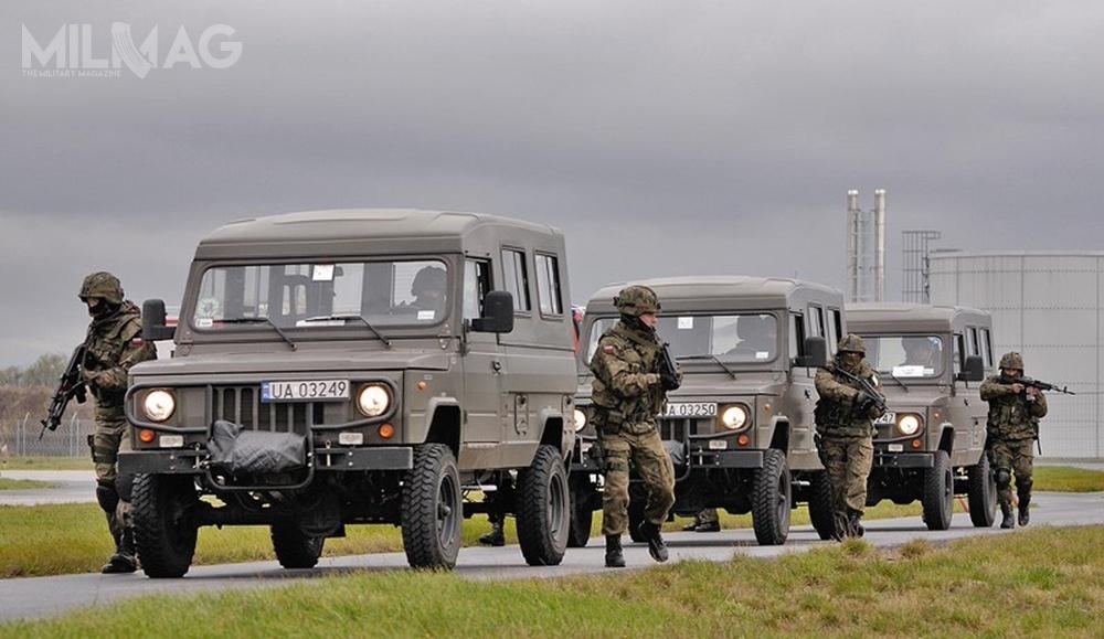 Wojsko Polskie wykorzystuje 2,5 tys. pojazdów terenowych Tarpan Honker, Honker 2324, Honker 2000 i Honker 2000 2N, a także warianty wyspecjalizowane Honker Skorpion-3, ZWD-3, WD-2001 i ZWD-99bat. W niektórych jednostkach nadal wykorzystywane są także starsze UAZ-469B / Zdjęcie: Ministerstwo Obrony Narodowej
