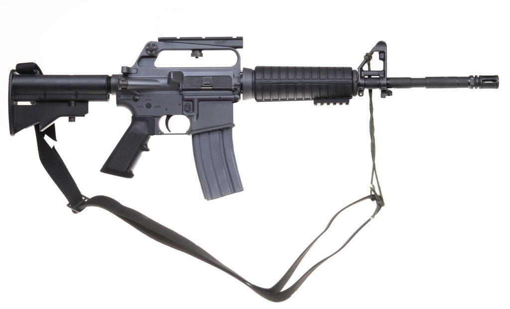 Opracowany przez Troy Industries karabinek M16A2 SFOD-D jest repliką modelu Colt M16A2 Carbine R0723, dostosowaną do amunicji 5,56 mm x 45 NATO skróconą odmianą M16A2. Poprzedzał on wprowadzony kilka lat później model M4/M4A1 /Zdjęcie: Troy Industries