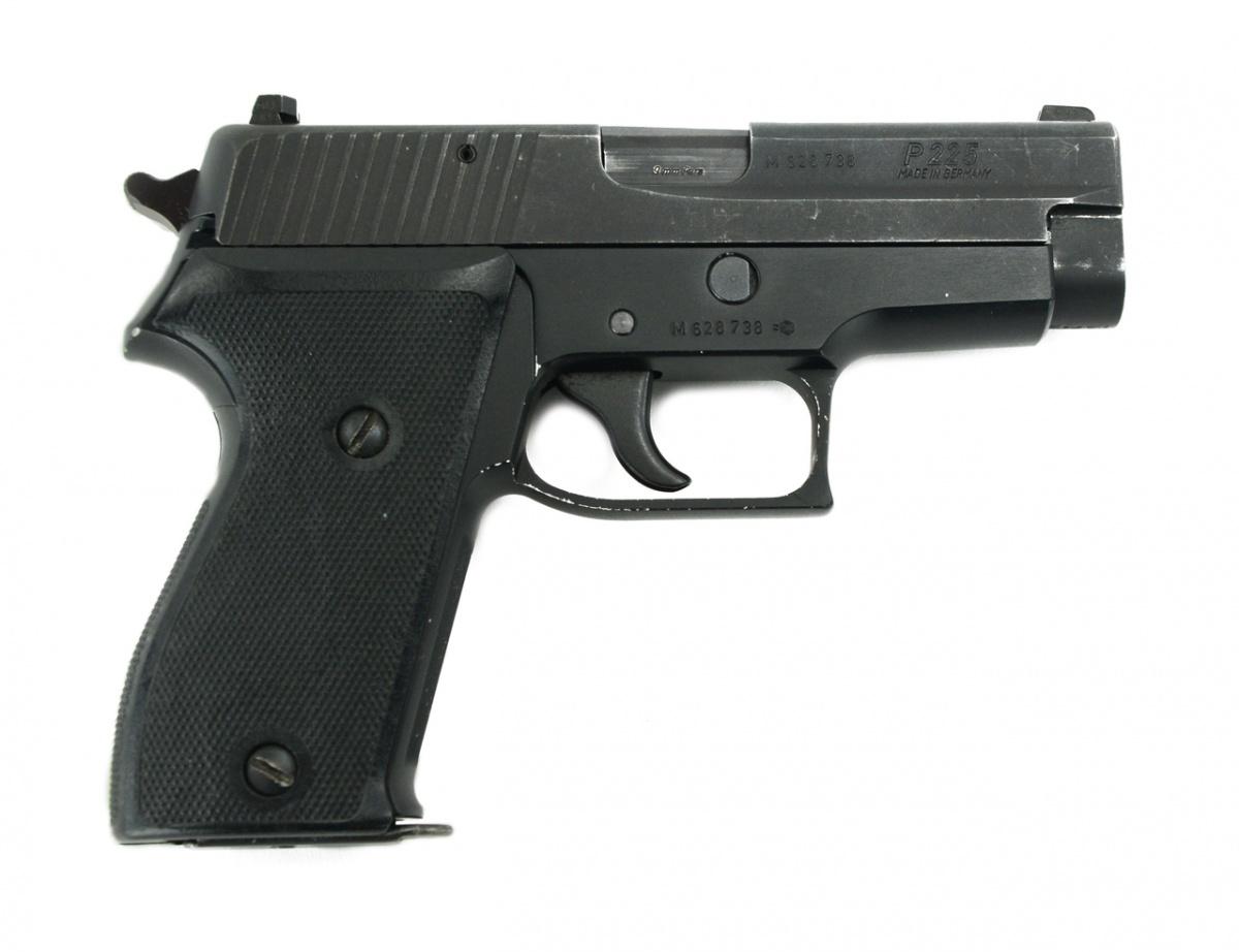 SIG Sauer P6 (P225) to nieco zmniejszona wersja modelu P220. Pistolety te powstały pod koniec lat 1970 na zamówienie policji zachodnioniemieckiej, która szukała kompaktowej broni bez zewnętrznego bezpiecznika skrzydełkowego. /Zdjęcia: H&K USA, SIG Sauer