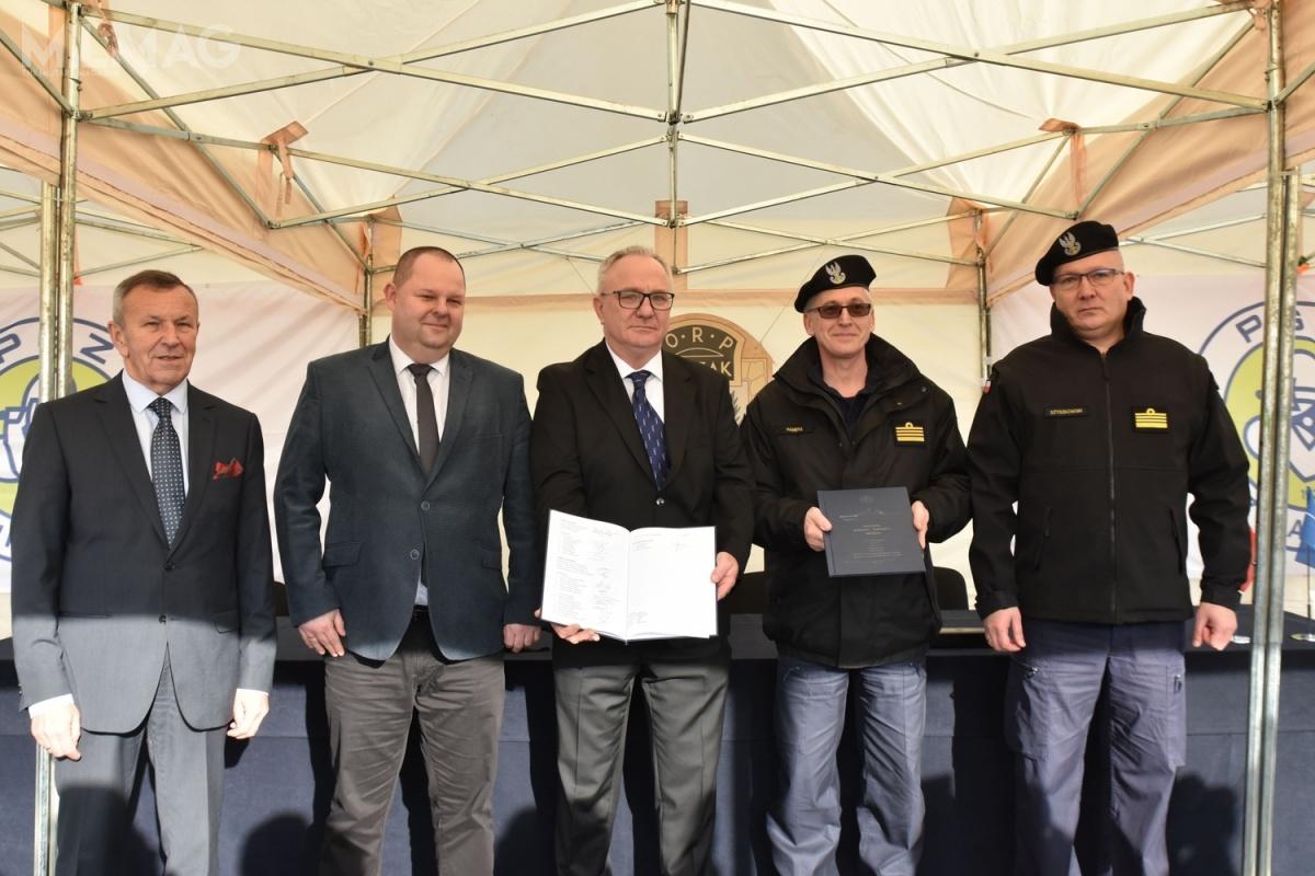 W uroczystości podpisania protokołu zdawczo-odbiorczego wzięli udział przedstawiciele Marynarki Wojennej RP, Dowództwa Operacji Morskich, Inspektoratu Uzbrojenia  MON, PGZ Stoczni Wojennej i Polskiej Grupy Zbrojeniowej / Zdjęcia: PGZ