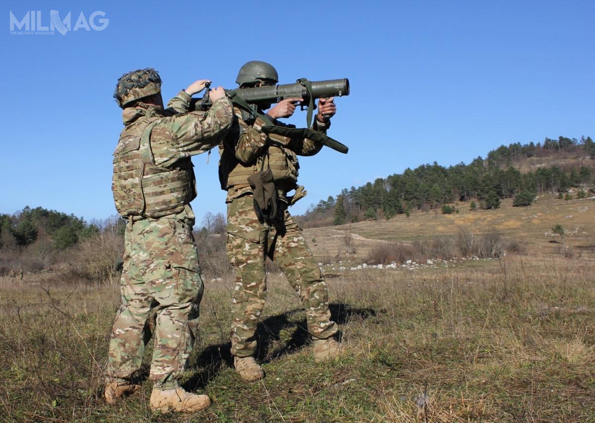Próbne strzelania słoweńskiego żołnierza z 84-mm granatnika bezodrzutowego M3 MAAWS (Multi-Role Anti-Armor Anti-Personnel Weapon System, jak oznaczany jest CGM3 w siłach zbrojnych USA) podczas amerykańsko-słoweńskich ćwiczeń Rock Tundra w listopadzie 2018 / Zdjęcie: Aleksndra Gračner/Siły zbrojne Słowenii