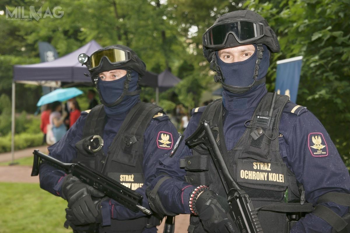 Funkcjonariusze Straży Ochrony Kolei uzbrojeni w kupione w 2017 słowackie 9-mm pistolety maszynowe Grand Power Stribog SR9. To jedyny ich użytkownik w polskich służbach mundurowych / Zdjęcia: Straż Ochrony Kolei